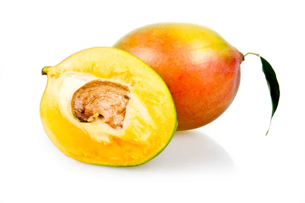 Rijpe Mango Vruchten Met Verlaat Geïsoleerd Witte Achtergrond — Stockfoto
