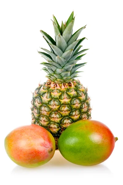 成熟的菠萝和芒果水果 在白色背景上孤立 — 图库照片