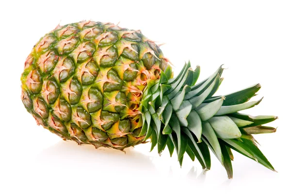 Dojrzały ananas na białym tle — Zdjęcie stockowe