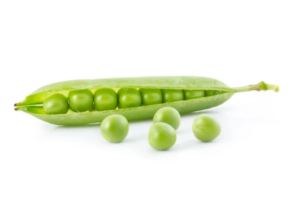 Mogen ärt grönsak med grönt blad isolerade — Stockfoto