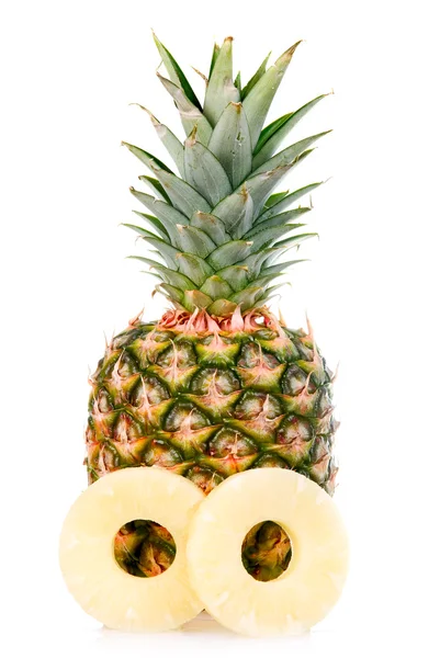 Beyaz Arka Planda Izole Edilmiş Dilimleri Olan Olgun Ananas — Stok fotoğraf