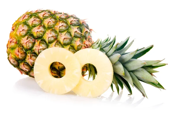 Ananas Maturo Con Fette Isolate Fondo Bianco — Foto Stock