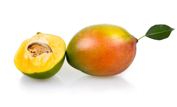 Mogen mango frukt med lämnar isolerade — Stockfoto