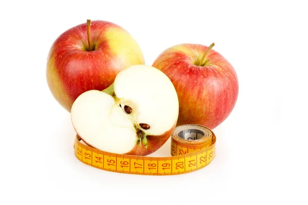 红熟透的苹果上用卷尺白隔离 伟大的饮食概念 — 图库照片