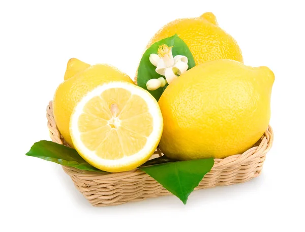 成熟的黄色柠檬隔离在篮子在白色背景 — 图库照片