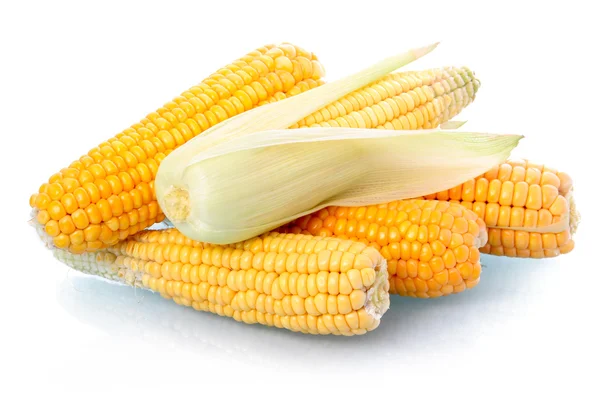 Légumes de maïs frais avec feuilles isolées — Photo