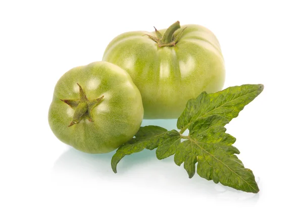 Groene tomaten groenten met geïsoleerde verlaat — Stockfoto