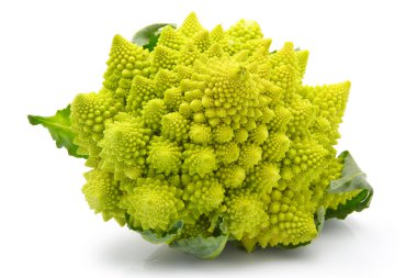 Romanesco brokoli lahana (ya da Roman Cauliflower) beyaz arka plan üzerinde izole