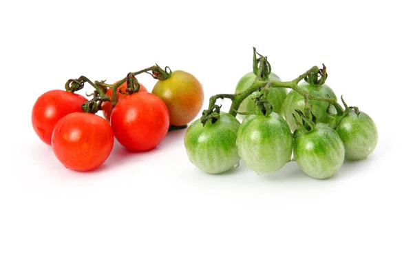 Zelená a červená rajčata zelenina, samostatný — Stock fotografie