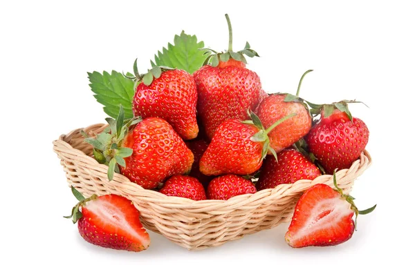 Kosz Czerwonych Owoców Truskawek Zielonych Liści Białym Tle — Zdjęcie stockowe