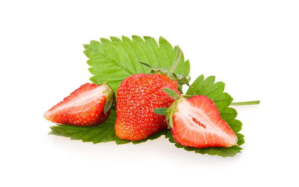 Czerwone pokrojone owoce truskawki z zielonych liści — Zdjęcie stockowe