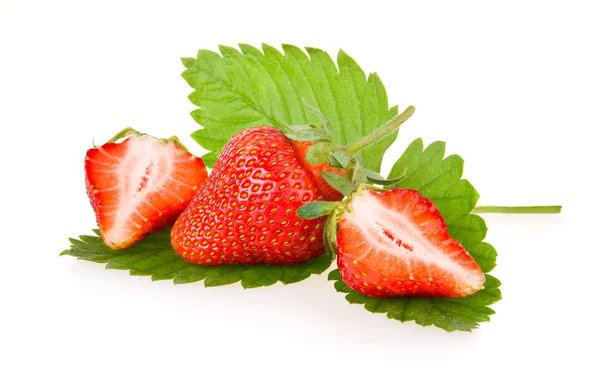 Rot Geschnittene Erdbeerfrüchte Mit Grünen Blättern Isoliert Auf Weißem Hintergrund — Stockfoto