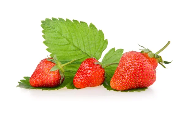 Rote Erdbeerfrüchte Mit Grünen Blättern Isoliert Auf Weißem Hintergrund — Stockfoto