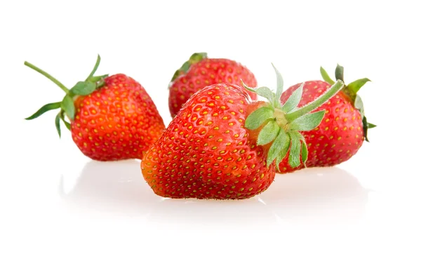 Röda jordgubbar frukter med gröna blad — Stockfoto