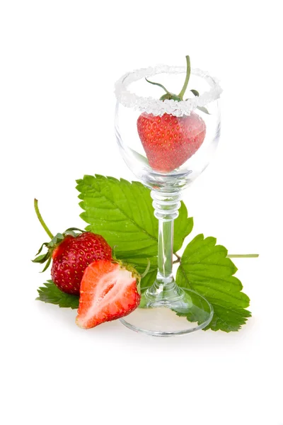 Rote Erdbeerfrüchte Mit Grünen Blättern Glas Isoliert Auf Weißem Hintergrund — Stockfoto