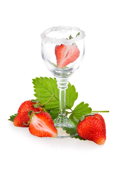 红色草莓水果与玻璃隔离在白色背景上绿色的树叶 — 图库照片