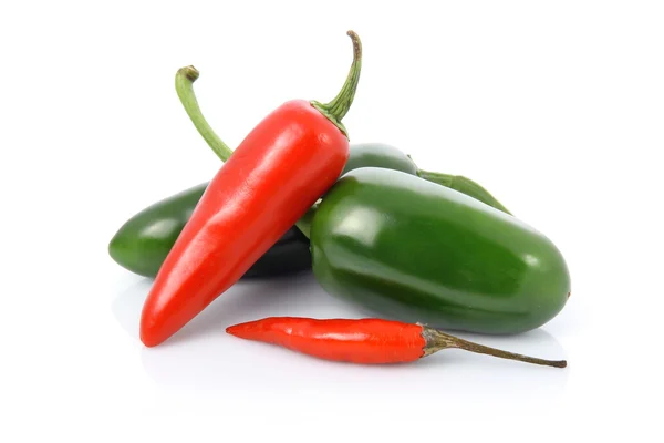 Färgade Chilipeppar Grönsaker Isolerad Vit Bakgrund — Stockfoto