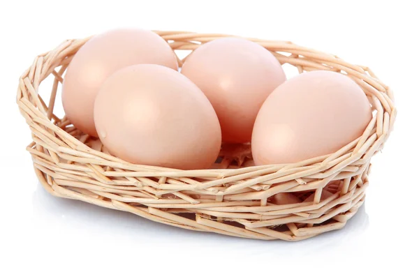 Ovos Crus Cesta Isolados Sobre Fundo Branco — Fotografia de Stock