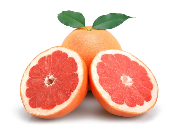 Grapefruity ovoce s řezy a zelený list, samostatný — Stock fotografie
