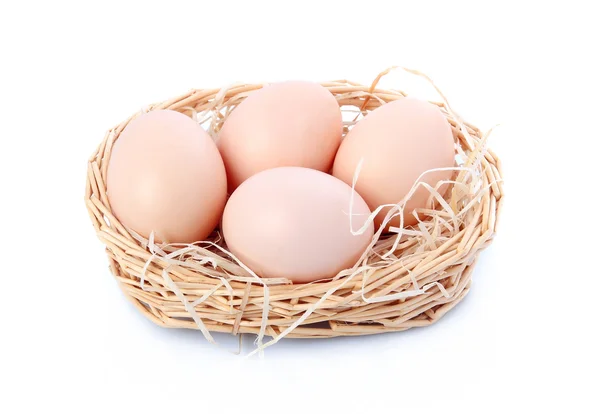 Rauwe eieren in mand geïsoleerd op wit — Stockfoto