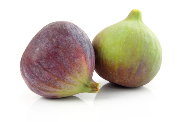 成熟的紫色和绿色无花果果实被隔绝在白色背景上 — 图库照片
