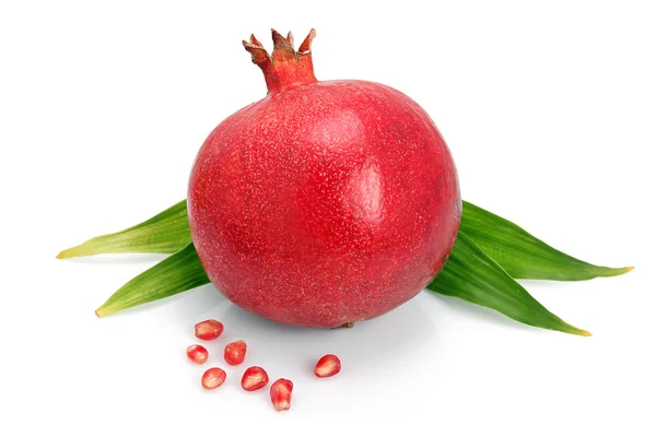 Granatapfelfrucht Mit Grünem Blatt Und Kernen Auf Weißem Hintergrund — Stockfoto