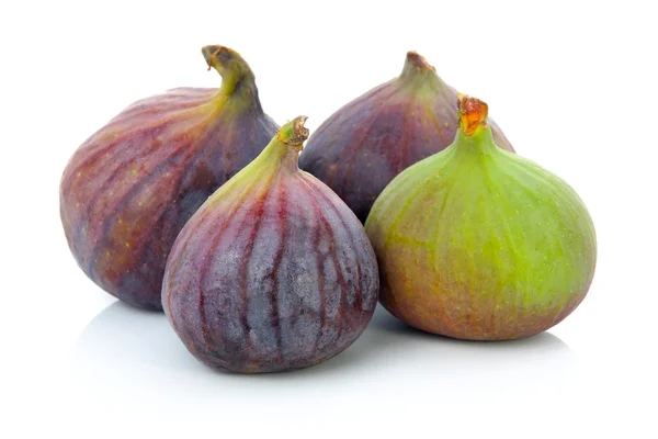Fruta madura de higo púrpura y verde aislada en blanco —  Fotos de Stock
