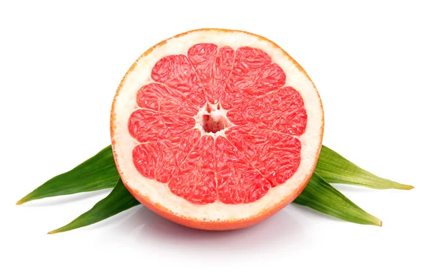 Skivad grapefrukt frukt med grönt blad isolerade — Stockfoto