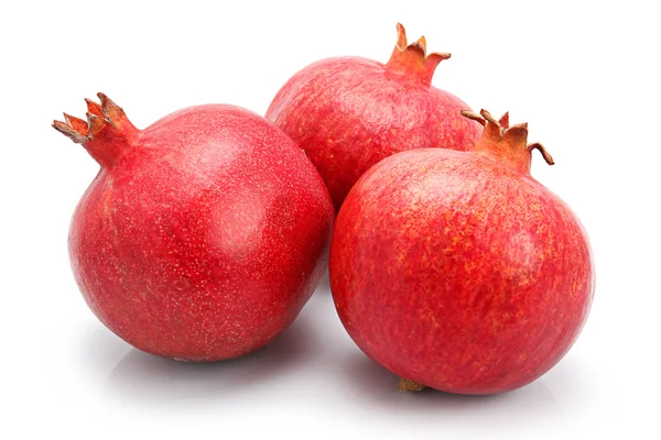 Drei Granatapfelfrüchte Isoliert Auf Weißem Hintergrund — Stockfoto
