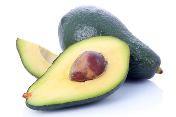 Reife, in Scheiben geschnittene Avocadofrüchte isoliert auf weiß — Stockfoto
