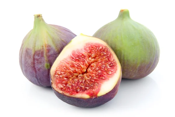 Спелые нарезанные фиолетовые и зеленые плоды инжира изолированы — стоковое фото