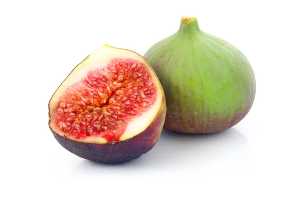 Fruta de figo roxa e verde cortada madura isolada — Fotografia de Stock