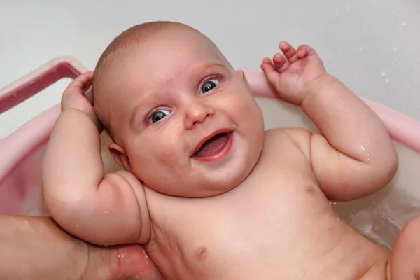 Bebé sonriente (niño) lavándose en el baño —  Fotos de Stock