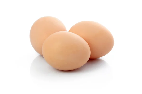 Drie bruin rauwe eieren geïsoleerd — Stockfoto