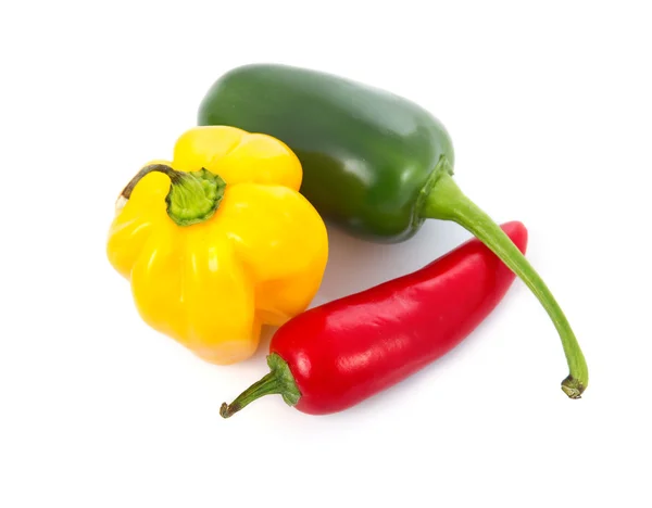 Tre Färgade Chilipeppar Grönsaker Isolerad Vit Bakgrund — Stockfoto