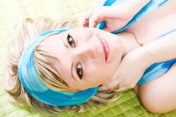 Портрет гламурной сексуальной девушки в синем Стоковая Картинка