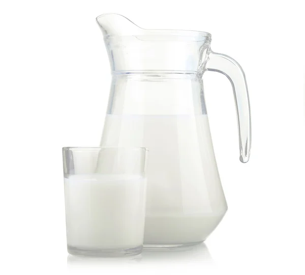 Krug und Glas Milch isoliert — Stockfoto