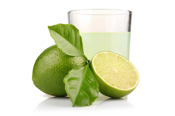Vaso de jugo de lima y frutas de lima con hojas verdes aisladas —  Fotos de Stock