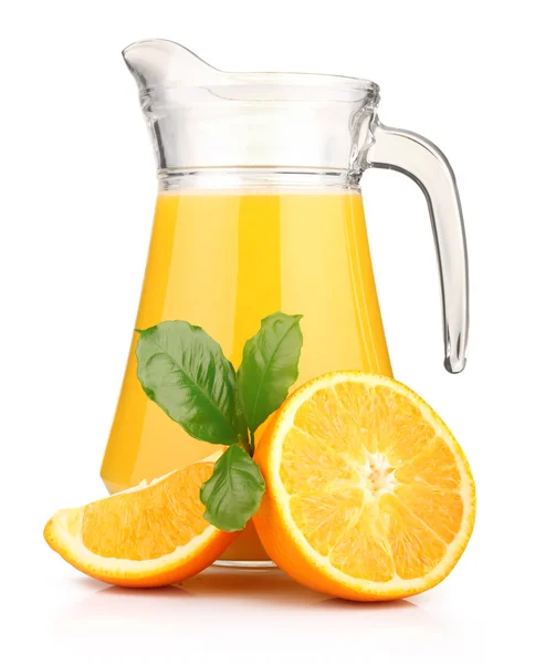 Bicchiere di succo d'arancia e frutti d'arancia con foglie verdi isolate — Foto Stock