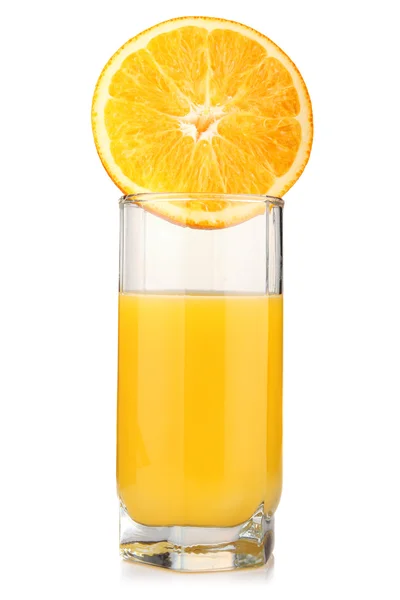 Vaso de zumo de naranja y fruta de naranja en rodajas aisladas — Foto de Stock