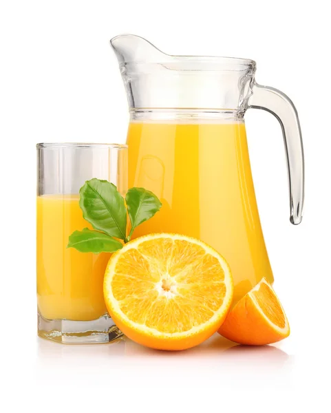 Jarra, vaso de zumo de naranja y frutas de naranja con hojas verdes i —  Fotos de Stock