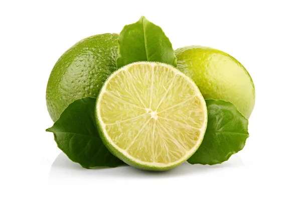 Frutos de lima maduros con hojas verdes aisladas —  Fotos de Stock