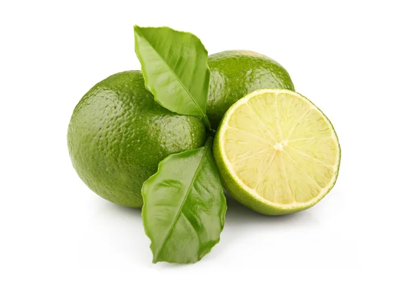 Mogen lime frukter med gröna blad isolerade — Stockfoto