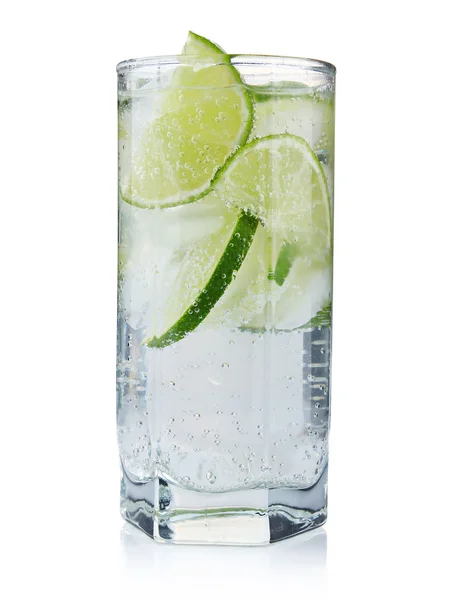 Volles Glas frisches, kühles Tonikum mit Limettenfrüchten isoliert — Stockfoto