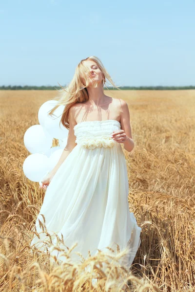 Blond lachende meisje in het veld — Stockfoto