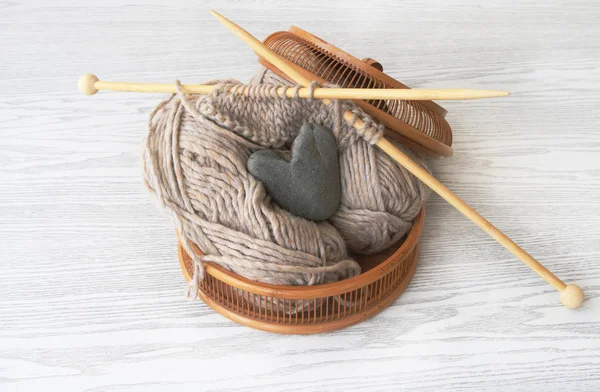 Корзина для вязания — стоковое фото