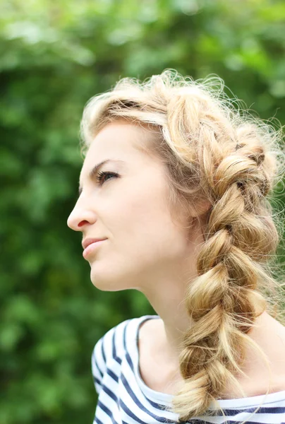 Blond tjej med frisörsal — Stockfoto