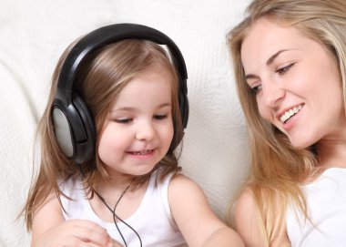 Anne ve kızı müziği dinle