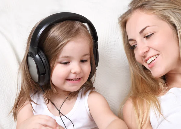 Matka a dcera poslouchat hudbu — Stock fotografie