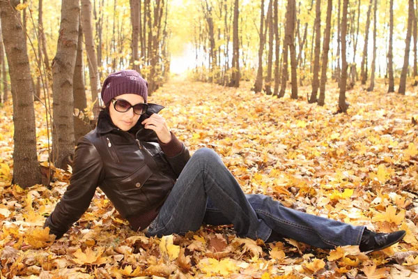 Jovem mulher atraente em óculos de sol no parque — Fotografia de Stock